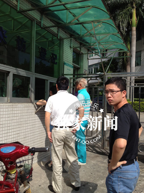 今日上午9點20分左右，陳百祥現(xiàn)身深圳市公安局經(jīng)濟犯罪偵查局