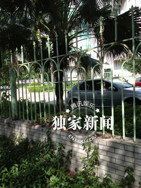 今日上午9點(diǎn)20分左右，陳百祥現(xiàn)身深圳市公安局經(jīng)濟(jì)犯罪偵查局