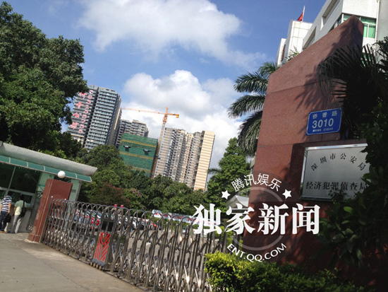 今日上午9點(diǎn)20分左右，陳百祥現(xiàn)身深圳市公安局經(jīng)濟(jì)犯罪偵查局