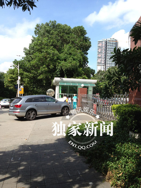 今日上午9點(diǎn)20分左右，陳百祥現(xiàn)身深圳市公安局經(jīng)濟(jì)犯罪偵查局