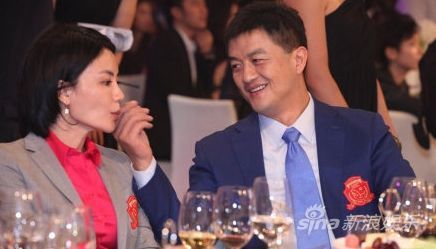 李亞鵬為王菲擦嘴，畫面有愛