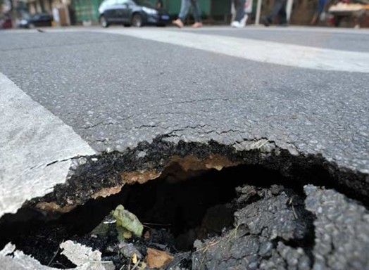 青島浙江路人行道發(fā)生地陷 車經(jīng)過(guò)路面即晃動(dòng)
