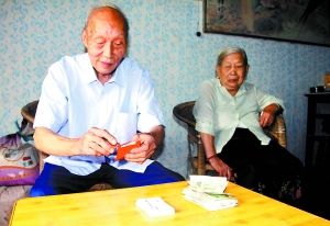 代正興老人每逢周五出門都會包上4個裝有感謝卡和2元錢的紅包。 通訊員 苑鐵力 攝