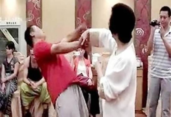 閆芳(右)在演練。視頻截圖