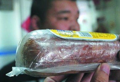 得利斯深海魚(yú)肉腸保質(zhì)期內(nèi)漲袋 散發(fā)難聞惡臭