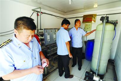 黑水廠臭水溝旁打水灌進(jìn)桶 稱(chēng)山泉大肆售賣(mài)