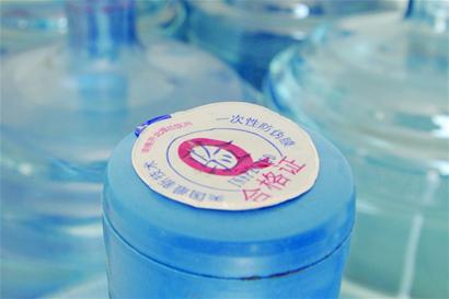 黑水廠臭水溝旁打水灌進(jìn)桶 稱(chēng)山泉大肆售賣(mài)
