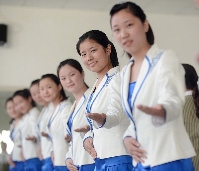 揚州90后女大學(xué)生入學(xué)學(xué)禮儀 穿清純制服美如空姐