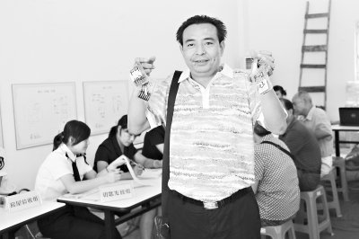 余家頭股民陳善武領取新房鑰匙。萬強攝