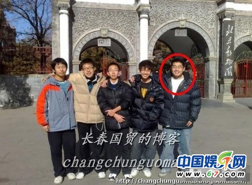 “鞠萍姐姐”20歲兒子與女友生活照
