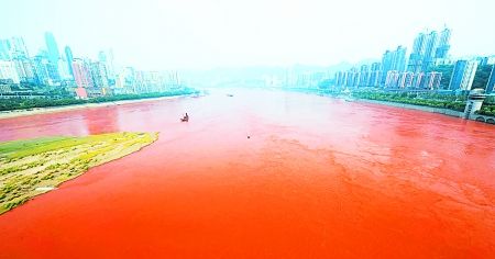 昨日,長(zhǎng)江水呈現(xiàn)出比較明顯的紅色。