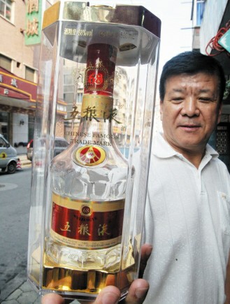 五糧液未開封瓶里無(wú)一滴酒 消費(fèi)者婚宴遇尷尬