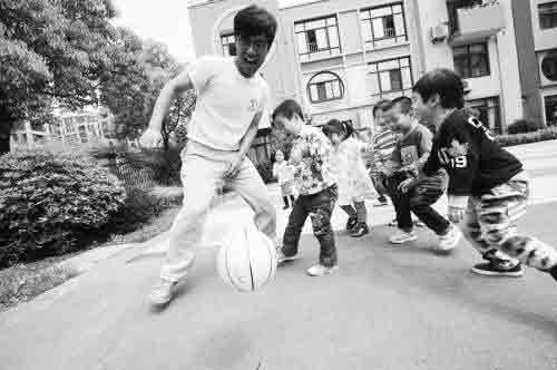 2012年5月3日，合肥，趙龍?jiān)诟⒆犹咔? border=