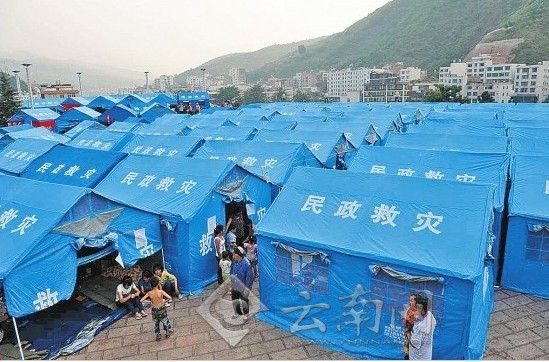 彝良縣城廣場安置點(diǎn)，災(zāi)民住進(jìn)帳篷。