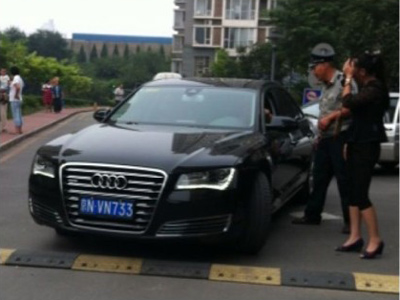 旭日陽(yáng)剛淳樸不再 開(kāi)豪車(chē)闖紅燈后再爆持械逞兇