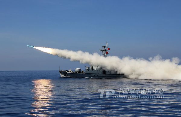 資料圖：南海艦隊(duì)某機(jī)動(dòng)岸導(dǎo)團(tuán)正在某合同對(duì)海攻擊演練中實(shí)射導(dǎo)彈。