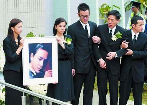 張國榮56歲冥壽歌迷送紙鶴 自殺現(xiàn)場重現(xiàn)揭死因之謎 張國榮56歲冥壽歌迷送紙鶴 自殺現(xiàn)場重現(xiàn)揭死因之謎