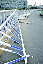 青島出租車(chē)陷馬路小坑爆胎失控 護(hù)欄插透擋風(fēng)玻璃