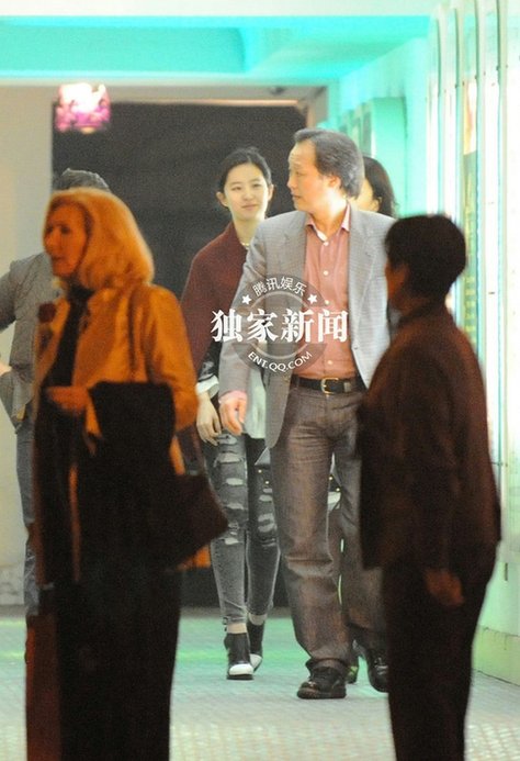 劉亦菲與干爹陳金飛關(guān)系親密:摟腰過(guò)街同試衣