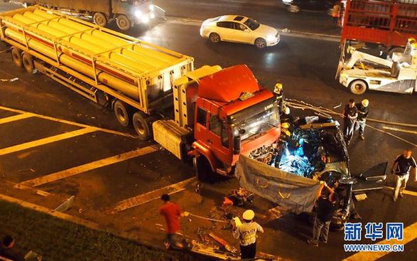 醉駕轎車與天燃氣罐車相撞 轎車被撞碎4人死亡