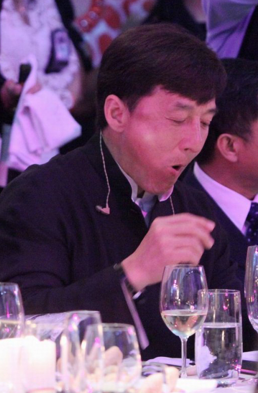 盤點(diǎn)明星最不雅吃相 趙薇咧大嘴李冰冰伸長(zhǎng)舌