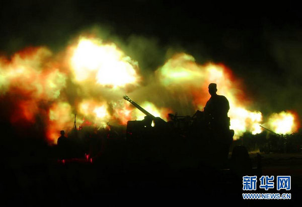 南京軍區(qū)部隊夜間實射 司令員親自上陣指導