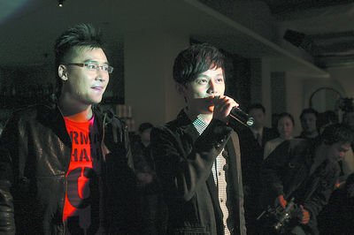 揭?jiàn)嗜γ餍歉睒I(yè) 黃曉明賣紅酒