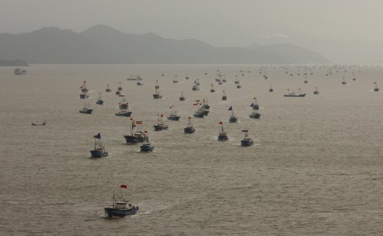 海監(jiān)編隊(duì)繼續(xù)巡航釣魚島 萬艘漁船東海捕魚