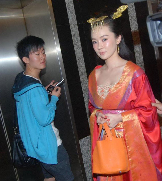 女星遭偷瞄瞬間被拍 徐錚臺上赤裸裸瞄張雨綺組