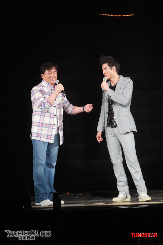 王力宏性取向再遭質(zhì)疑 與成龍當眾嘴對嘴激吻