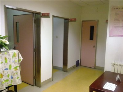 取精室內(nèi)，有一個(gè)粉色沙發(fā)，墻壁四周掛著女體畫