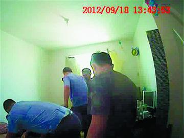 青島醉酒女24樓打電話(huà)亂舞 嫌男友不見(jiàn)面搖搖欲墜