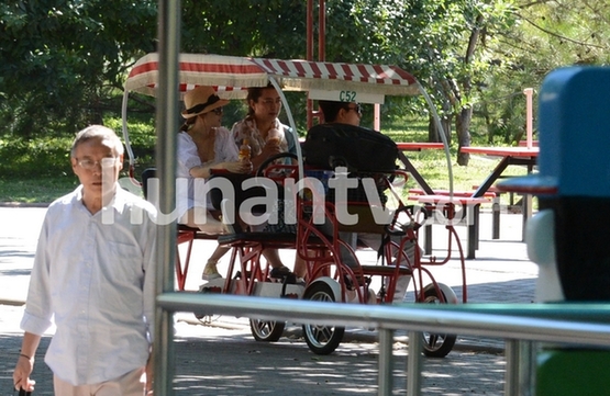 李小璐挺大肚逛公園 賈乃亮嘟嘴配合愛(ài)妻自拍
