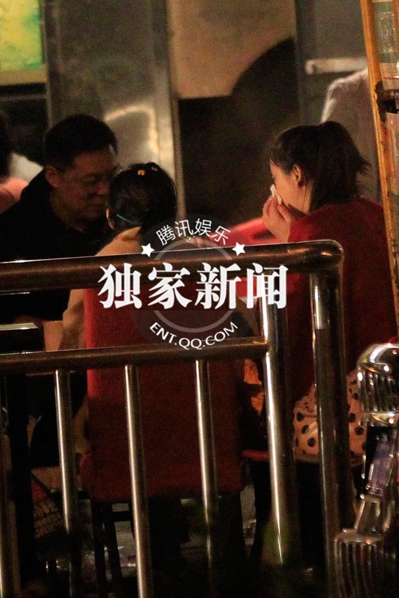 黃小蕾當(dāng)街豪放 與寶馬男相互摟抱共蒙一條頭巾