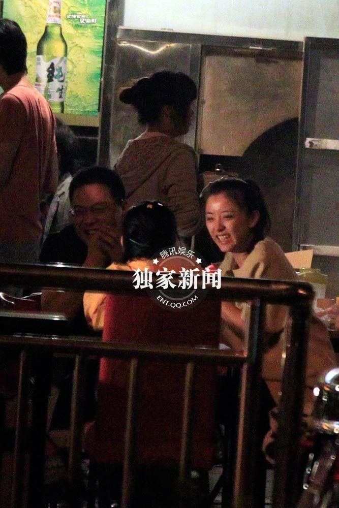 黃小蕾當(dāng)街豪放 與寶馬男相互摟抱共蒙一條頭巾