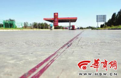 昨日上午，事發(fā)現(xiàn)場還能看到一百多米長的血痕