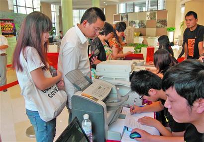 保障房申購首日冰火兩重天：地鐵房凌晨排隊(duì)搶購