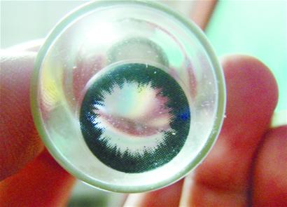 隱形眼鏡護(hù)理液或藏寄生蟲 透過(guò)角膜侵蝕眼睛