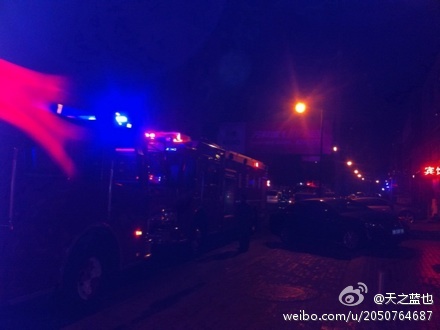 云霄路一商鋪凌晨4點(diǎn)起火 6輛消防車全力滅火 微博直播