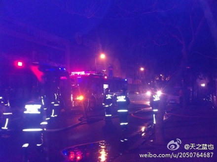 云霄路一商鋪凌晨4點(diǎn)起火 6輛消防車全力滅火 微博直播