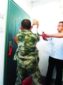 “老賴(lài)”搬兵斗債主法院上演連環(huán)“鬧”