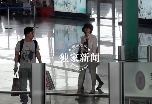 董卿穿著低調(diào)素顏獨(dú)行 面色疲憊似勞累過度