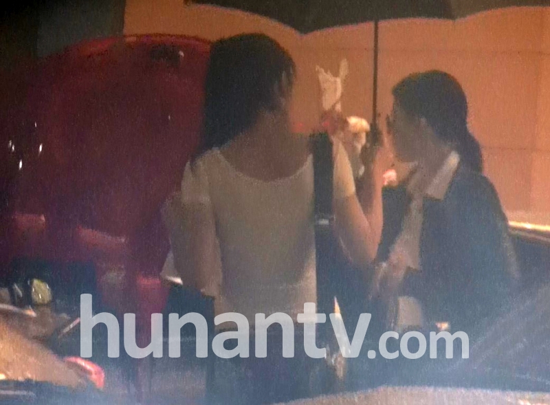 劉亦菲開(kāi)豪車(chē)約會(huì)曾軼可 辣妹朋友美艷搶鏡