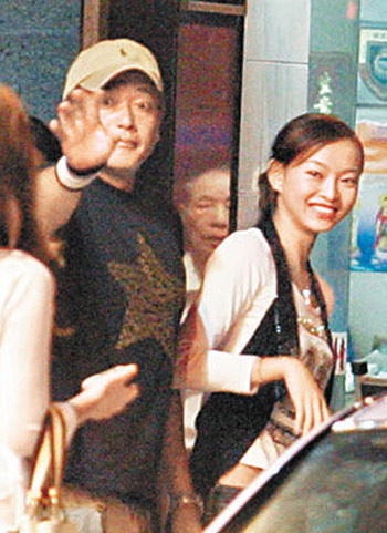 李若彤與富商男友親昵 男大女20歲 網(wǎng)友呼夢(mèng)碎