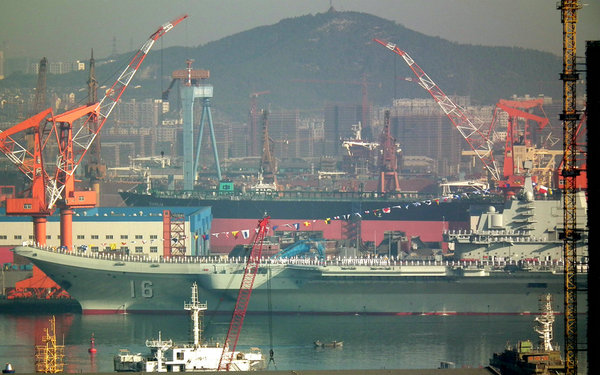 資料圖：中國(guó)航母懸掛滿旗或預(yù)示即將服役。