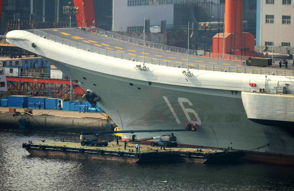 資料圖：中國(guó)海軍人員上艦。