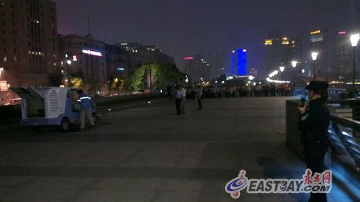 警方第一時(shí)間趕赴現(xiàn)場后，迅速拉起警戒線進(jìn)行勘查