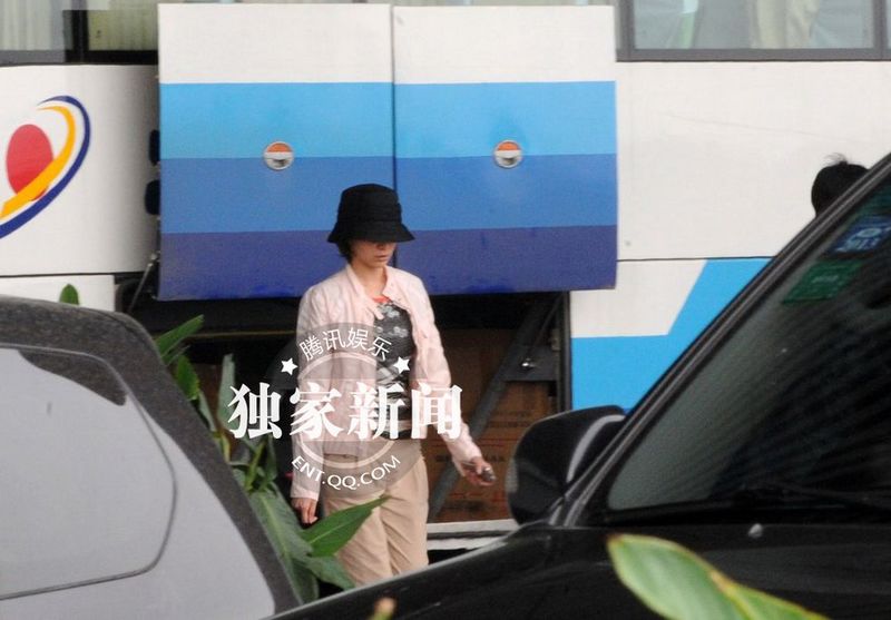 董卿低調裝扮素顏獨自回京 面色疲憊疑勞累過度