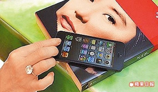 林青霞秀新手機大鉆戒搶鏡 當(dāng)潮人搶購iPhone5