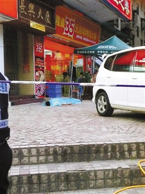 警方封鎖案發(fā)現(xiàn)場(chǎng)。深圳晚報(bào)記者朱冠宇攝